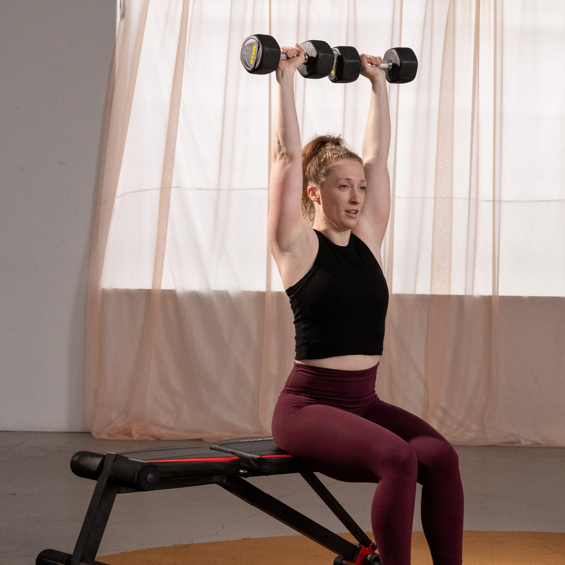 prof-fitness-debutants Femme qui pratique du fitness à la maison avec l'application PomGrenad